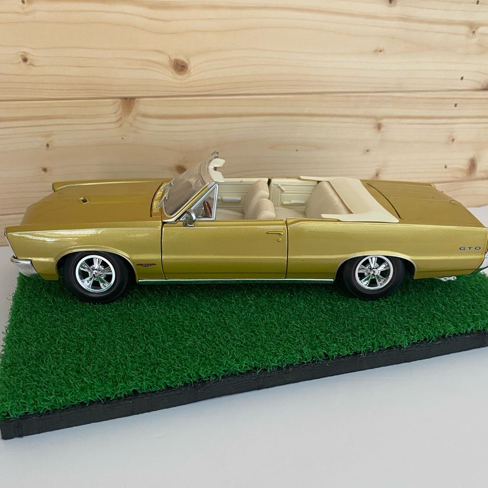 SOLD MAISTO 1965 Pontiac GTO Hurst Edition Convertible Gold 1:18 Diecast Collect - Picture 2 of 11